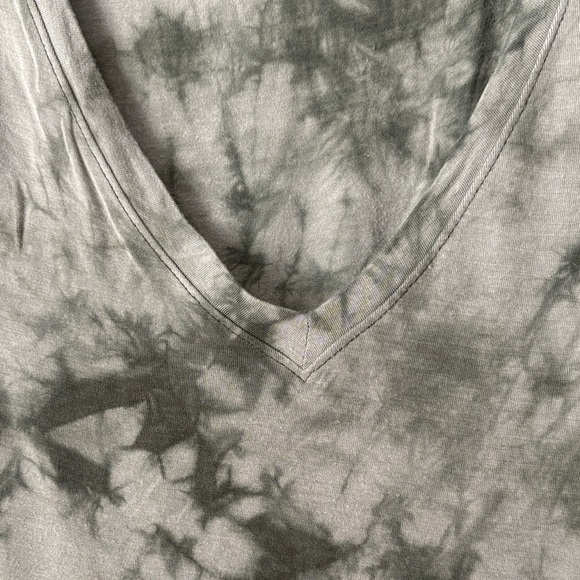 Old Navy Olive Tie-Dye V-Neck Tee - Picture 2 of 4